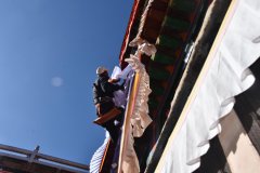 正正在高空改换“喷鼻布”的工做人员扎西系着