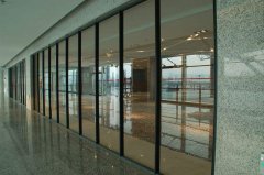 也能够按照安拆玻璃的规格正在小龙骨上安拆玻